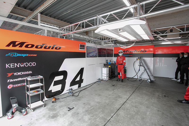 34号車が収まるピット。用意されている工具は想像していたよりも少なめだった。天井には作業用の大型ライトが取り付けられている