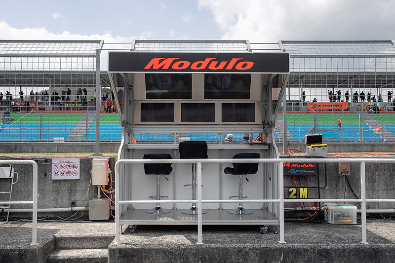 ピットの前にはレース中の司令所となるピットウォールスタンドが設置される