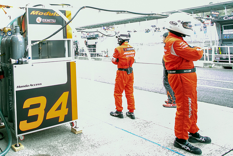 Modulo Drago CORSEのメカニックスーツは赤。デザインもカッコいいのでピットロードでもひと際目立つ