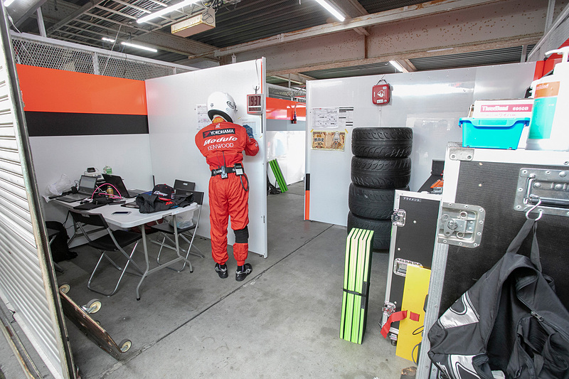 ピット奥、パーティションで仕切られている裏側。ドライバーの備品やチームで使っている無線機や充電器がある