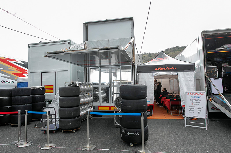 ピット裏にもテントを使って作業スペースを設けていた。トレーラー内には豪華なミーティングルームもあるとのこと。いずれ見せてもらいたい。ホスピタリティにはレースの模様や順位チャートを映すモニターがあるので、ここにいればレース展開が分かる