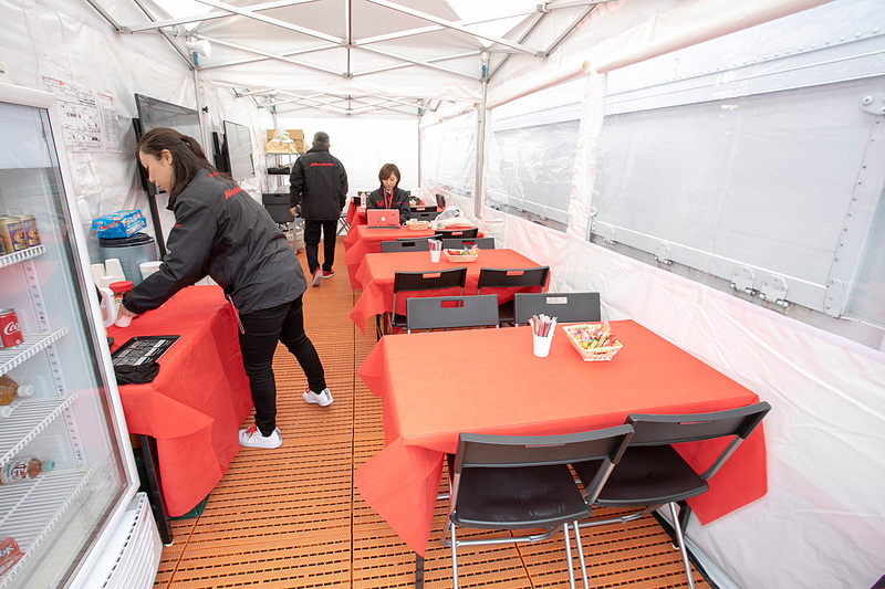 ピット裏にもテントを使って作業スペースを設けていた。トレーラー内には豪華なミーティングルームもあるとのこと。いずれ見せてもらいたい。ホスピタリティにはレースの模様や順位チャートを映すモニターがあるので、ここにいればレース展開が分かる