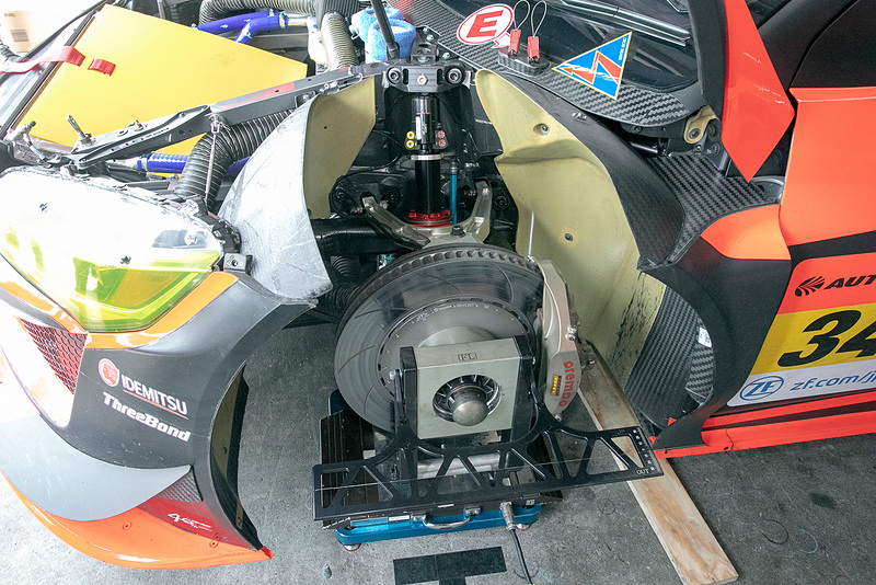 糸を張ってトーの調整をしているところ。フロントショックはスプリングが下側に付いているようだ