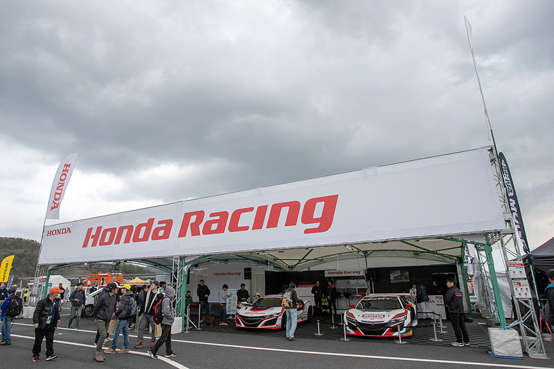 グランドスタンド裏にあるHondaブース。ここではファンサービスとして、車両展示や物品販売を行なっている。そしてステージイベントも開催。サーキットに足を運んだときはぜひ立ち寄っていただきたい