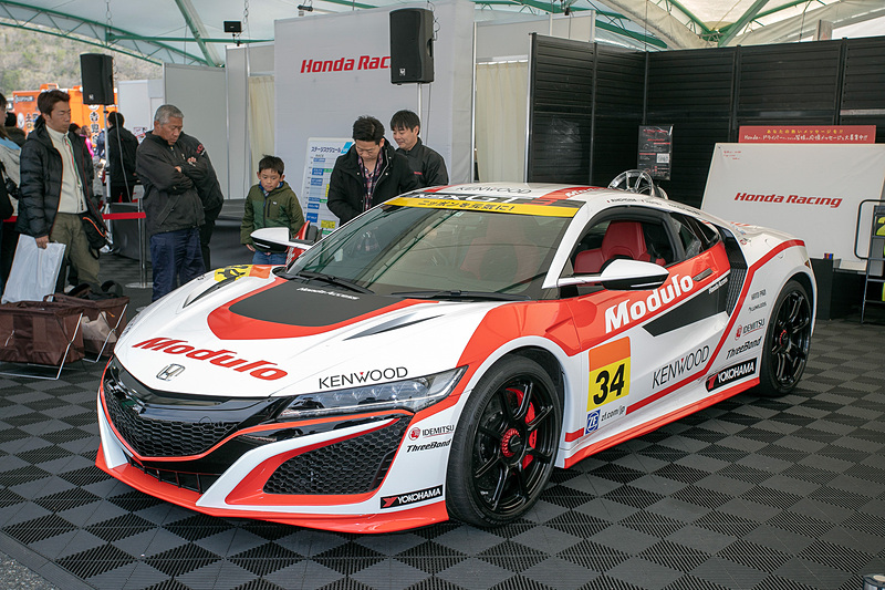 グランドスタンド裏にあるHondaブース。ここではファンサービスとして、車両展示や物品販売を行なっている。そしてステージイベントも開催。サーキットに足を運んだときはぜひ立ち寄っていただきたい
