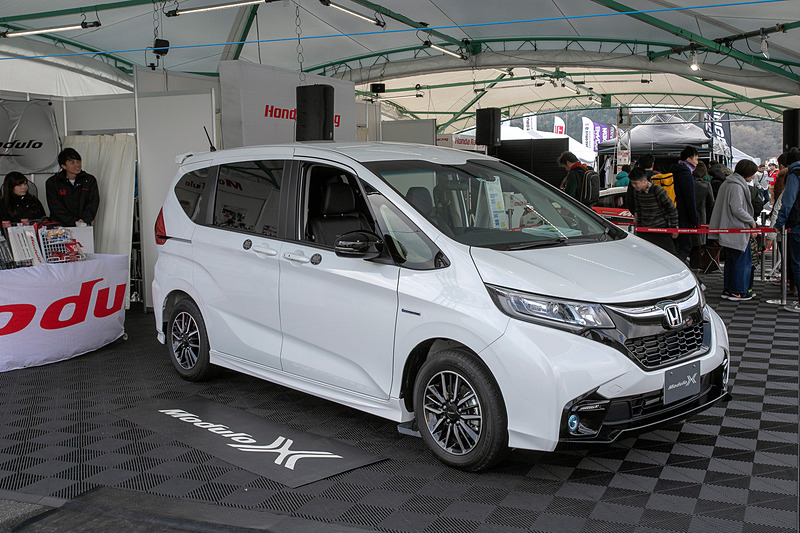 グランドスタンド裏にあるHondaブース。ここではファンサービスとして、車両展示や物品販売を行なっている。そしてステージイベントも開催。サーキットに足を運んだときはぜひ立ち寄っていただきたい