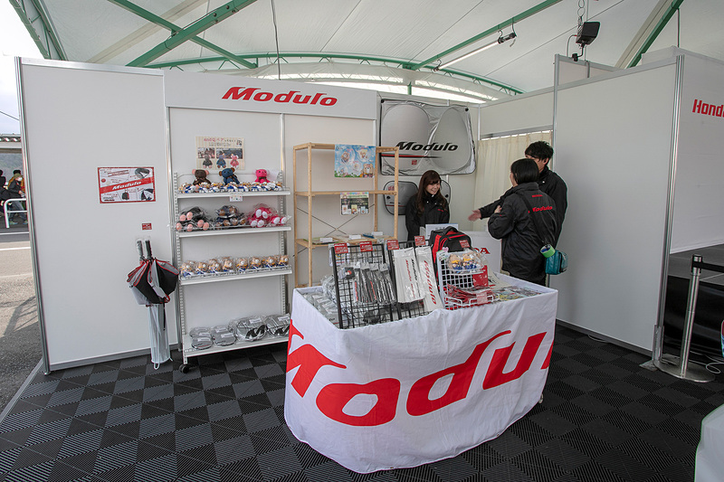 グランドスタンド裏にあるHondaブース。ここではファンサービスとして、車両展示や物品販売を行なっている。そしてステージイベントも開催。サーキットに足を運んだときはぜひ立ち寄っていただきたい