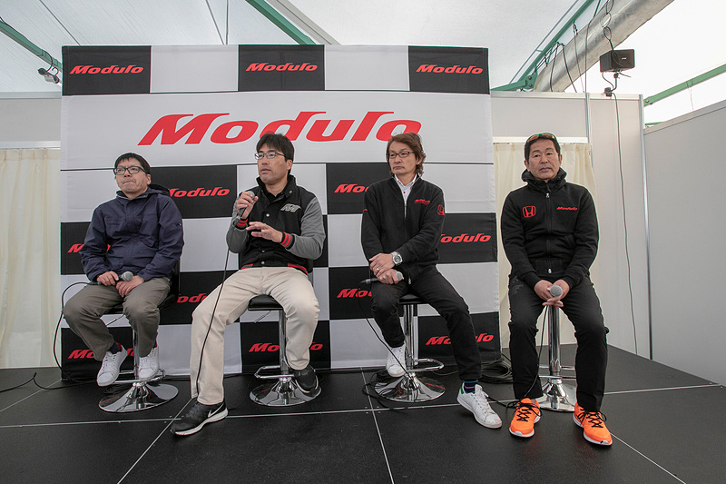 Modulo Xトークショーには、開発アドバイザーの土屋圭市氏、ホンダスタイル誌編集長 佐橋健太郎氏、ベストカー誌編集長の本郷仁氏、そしてホンダアクセス Modulo開発統括者の福田正剛氏が登壇