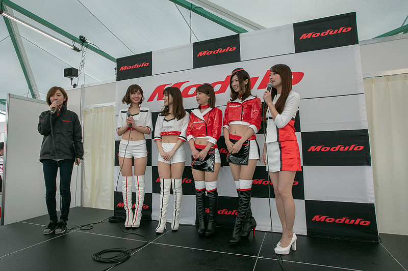 こちらはModuloスマイルトークショー。かなりの人気ステージで、開始時刻には大勢の人だかりとなった。「いい場所で見たい！」という方には、早めにステージ前に移動することをオススメする