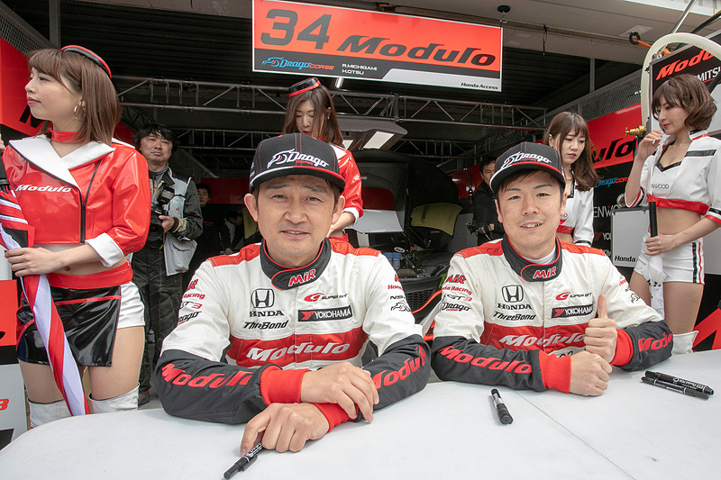 ピットウォークの模様。大勢のファンが来てくれることは励みになるとのこと。ModuloプリティやKENWOODレディはチームのオリジナルステッカーなどを頒布