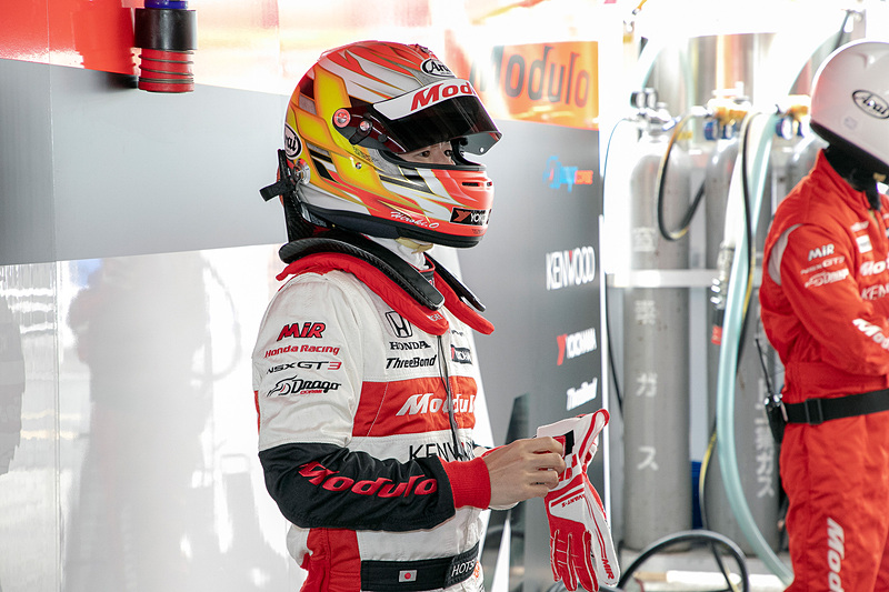 Q1を担当したのは大津選手。ピットアウトの時間を遅らせることでクリアラップを取りやすくする作戦をとった