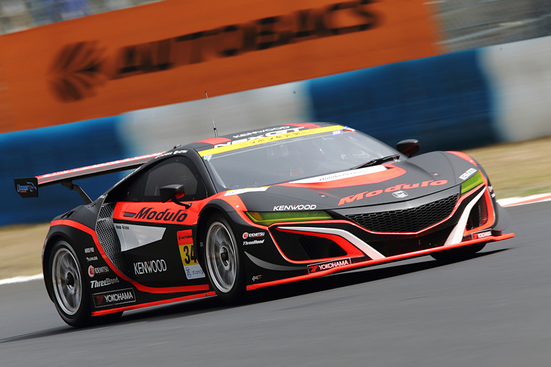 予選アタック中の34号車。フロントウィンドウ左上にあるLEDランプの色が、赤のときは第1ドライバーの道上選手が乗っていて、青のときは大津選手が乗っている