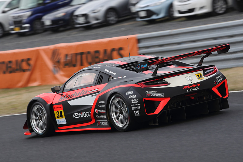 予選アタック中の34号車。フロントウィンドウ左上にあるLEDランプの色が、赤のときは第1ドライバーの道上選手が乗っていて、青のときは大津選手が乗っている