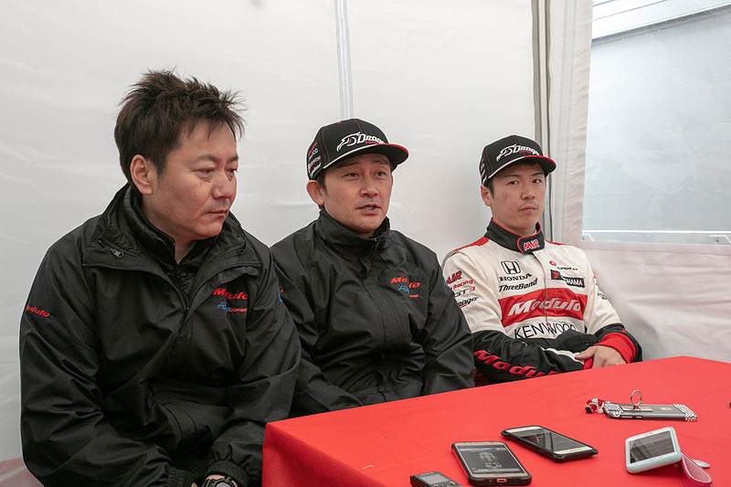 チームのホスピタリティで行なわれた予選後の会見の模様