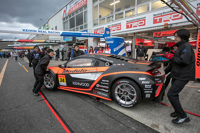 夕方になるとメカニックは34号車をピットレーンに出し、タイヤ交換の練習を開始。ドライバーもドライバー交代の練習を行なっていた。