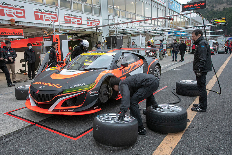 夕方になるとメカニックは34号車をピットレーンに出し、タイヤ交換の練習を開始。ドライバーもドライバー交代の練習を行なっていた。