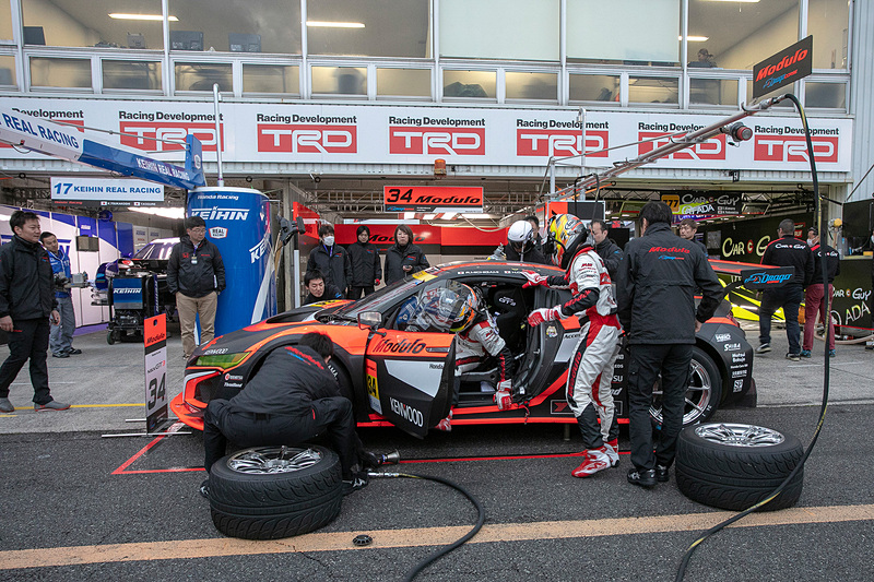 夕方になるとメカニックは34号車をピットレーンに出し、タイヤ交換の練習を開始。ドライバーもドライバー交代の練習を行なっていた。