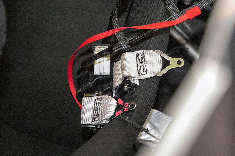 ドライバー交代時にスムーズな装着をするため、シートベルトの腰ベルトは道上選手と大津選手それぞれに合わせた長さのものがつけられている