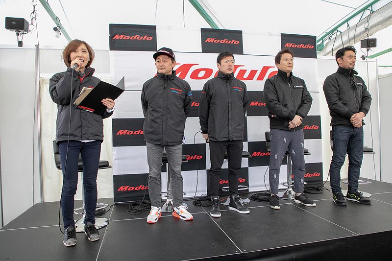 Hondaブースでは、朝早くから集まったファンに向けてさっそくイベント開始。大注目のModulo Drago CORSEとCARGUY Racingのドライバートークショーだ