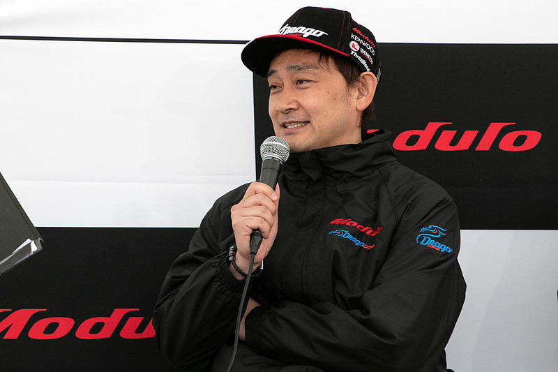 道上選手は「昨日の予選は、隣でCARGUYさんがQ1突破とQ2の好成績で『ワー！』と盛り上がって、反対側では（GT500クラス）17号車のケーヒン（KEIHIN NSX-GT）がポール獲って『ワー！』と盛り上がっていて、うちは間に挟まれてねぇ」と語り、笑いを誘った