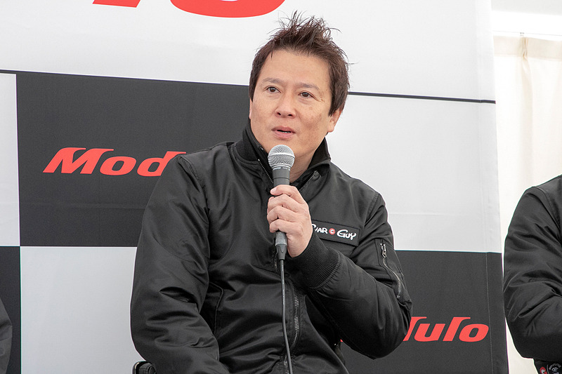 777号車の木村選手。（777号車の）蛍光色のカラーリングがカッコいいという話に対して「あれはカッコじゃなくて、ぶつけられないように工事現場みたいな目立つ色にしてるんです。スピンしてもほかのドライバーさんに“あそこ、危ないな”と見つけてもらうことを考えているんです」とユーモアに溢れた回答