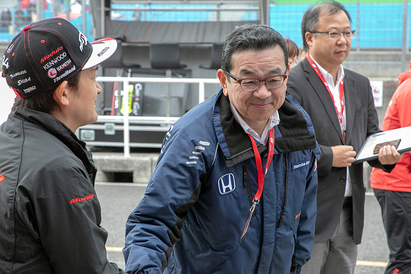 本田技研工業株式会社 代表取締役社長 最高経営責任者の八郷隆弘氏もピットを訪れた