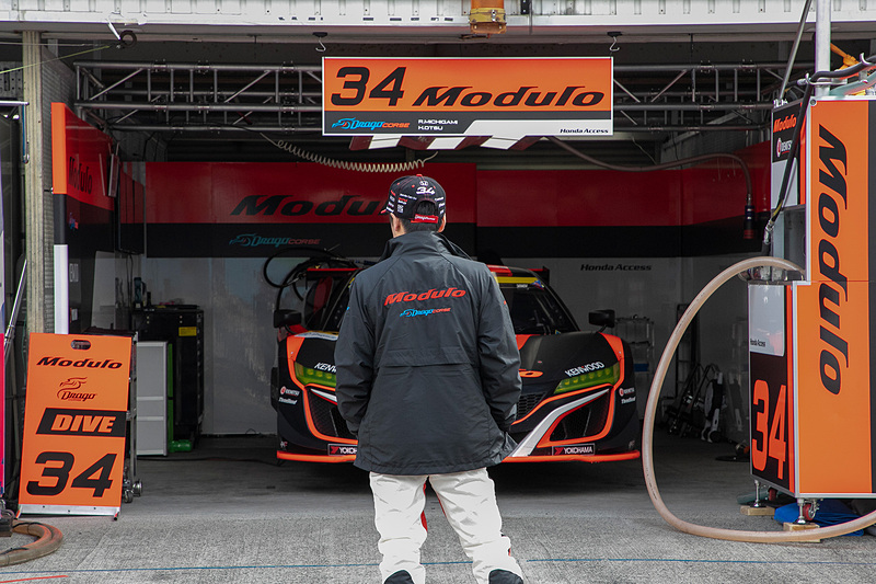 ピットウォーク終了後、34号車を見つめる大津選手。何を思っているのだろうか