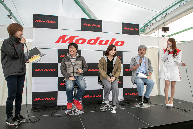 決勝前にはもう1つステージイベントが開催された。それがGT300クラスを盛り上げるため、モータージャーナリストの山田弘樹氏、ベストカー編集部の佐々木美佳氏、そしてCar Watchの谷川編集長が登壇