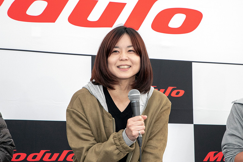 佐々木氏は「34号車のお2人はとても魅力があります。道上選手はとても面白い方ですし、大津選手はスクール時代、道上選手に教わっていたのでコンビを組んでいても言いたいことが言いにくいのかな、と思うところですが、けっこうモノを言う人ですね」と両選手の人柄を紹介