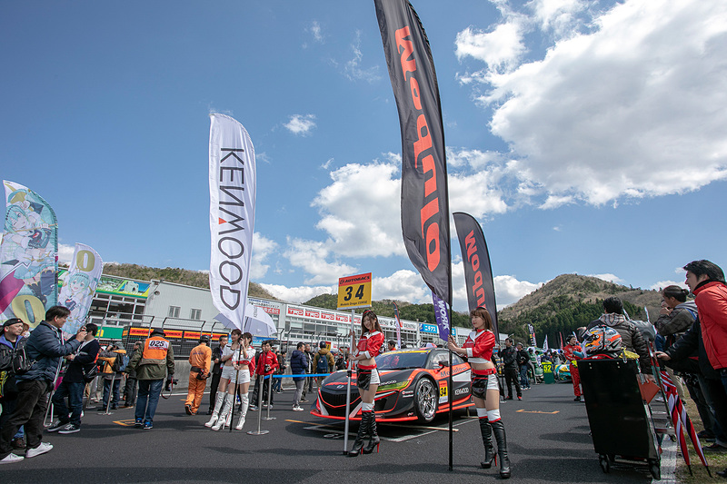 スタート前のグリッドの様子。ここでも34号車のまわりはひと際多くの人が集まっていた。ドライバーの2人もリラックスした表情