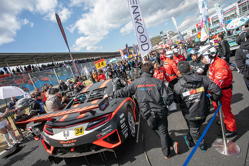 スタート前のグリッドの様子。ここでも34号車のまわりはひと際多くの人が集まっていた。ドライバーの2人もリラックスした表情