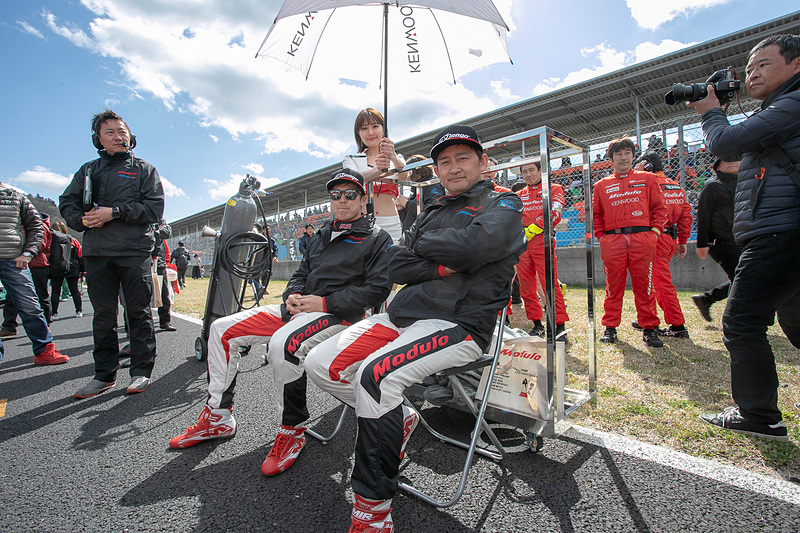 スタート前のグリッドの様子。ここでも34号車のまわりはひと際多くの人が集まっていた。ドライバーの2人もリラックスした表情