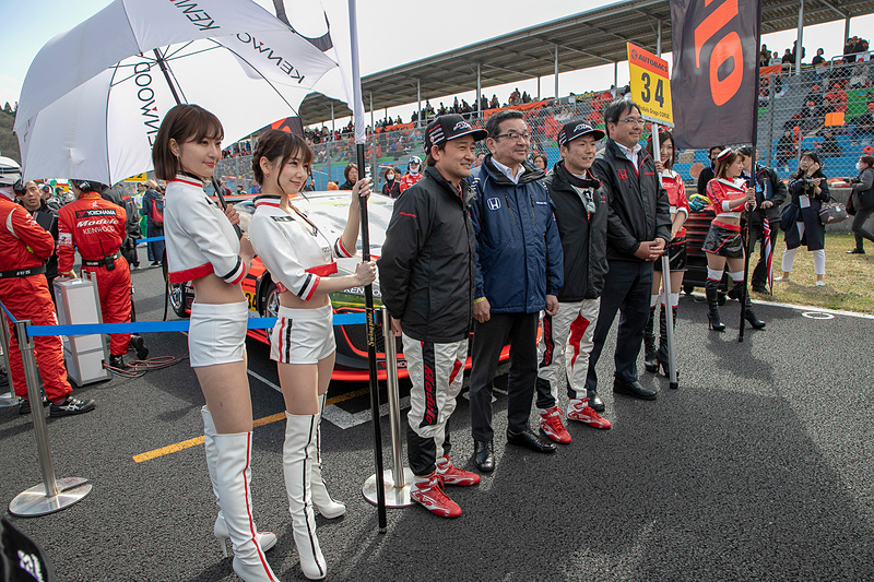 スタート前のグリッドの様子。ここでも34号車のまわりはひと際多くの人が集まっていた。ドライバーの2人もリラックスした表情