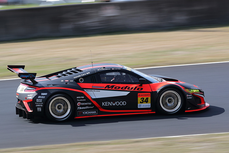 道上選手がドライブする34号車。序盤のどこかで後ろから押されてスピンしかけたという。そのときエキゾーストエンドを潰されて以降、パワー不足に悩まされた