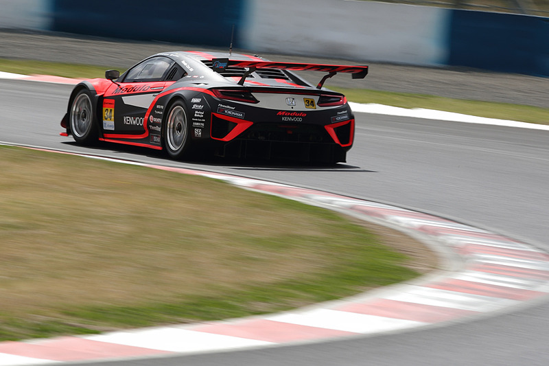 道上選手がドライブする34号車。序盤のどこかで後ろから押されてスピンしかけたという。そのときエキゾーストエンドを潰されて以降、パワー不足に悩まされた