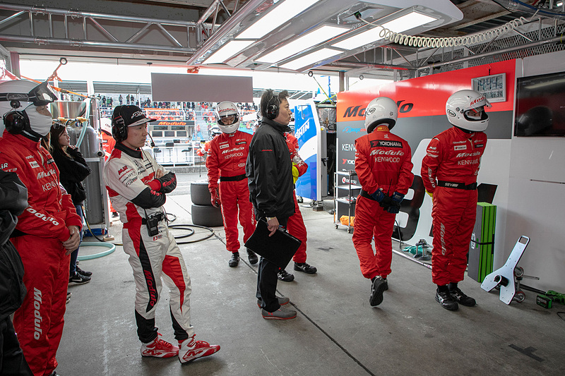 道上選手の走りに注目するピットの様子。このあと予想外の出来事に、ピットは一瞬凍り付く