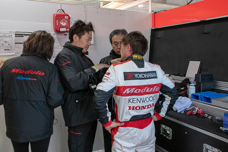 フロントカウルのスペアはピットに用意されていたが、ラジエターからの水漏れもあってリタイアとなった。アクシデントの模様を説明する道上選手