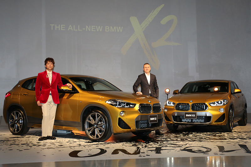 新型「X2」記者発表会のフォトセッション。BMW ブランド・フレンドの香取慎吾さん（左）とビー・エム・ダブリュー株式会社 代表取締役社長 ペーター・クロンシュナーブル氏（右）