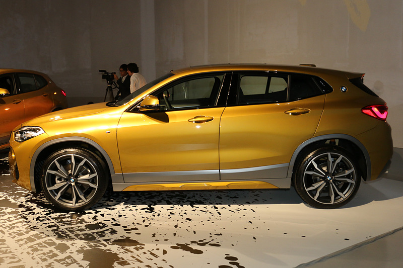 ボディサイズは4375×1825×1535mm（全長×全幅×全高）、ホイールベースは2670mm。車両重量はX2 sDrive18iが1500kg、X2 xDrive20iが1620kg