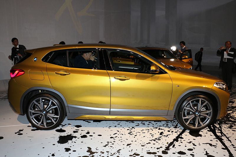 ボディサイズは4375×1825×1535mm（全長×全幅×全高）、ホイールベースは2670mm。車両重量はX2 sDrive18iが1500kg、X2 xDrive20iが1620kg