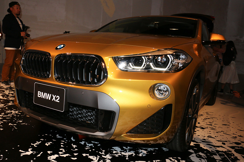 フロントマスクでは、新しい表現として下側の幅を広げたキドニーグリルを採用。大型のエアインテークと合わせてワイドで低重心なイメージを演出する