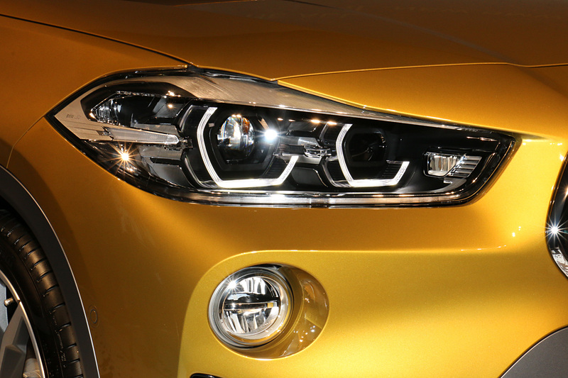 ヘッドライトや前後のフォグランプにLEDを使用