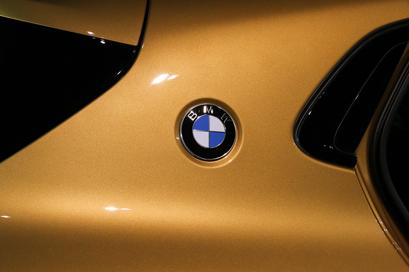 BMWの「2000 CS」「3.0 CSL」といった過去のクーペモデルで採用されていた、CピラーのBMW ブランドロゴ装着をX2でも実施。「BMWの伝統と創造性を融合させる要素」としている