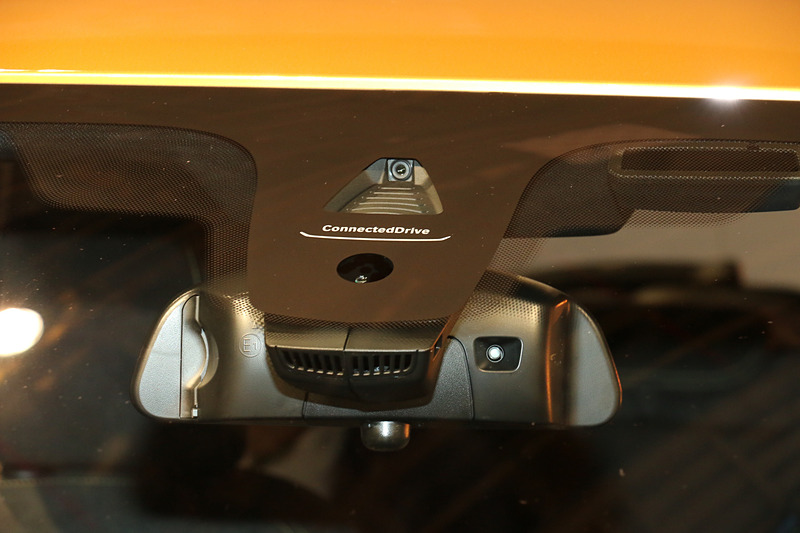 フロントウィンドウに単眼カメラを備え、ドライビング・アシストの「レーン・ディパーチャー・ウォーニング」「前車接近警告機能」「衝突回避・被害軽減ブレーキ」を標準装備