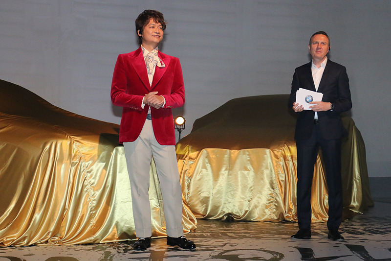 クロンシュナーブル氏（右）からの紹介を受け、BMW ブランド・フレンドの香取慎吾さん（左）が登壇