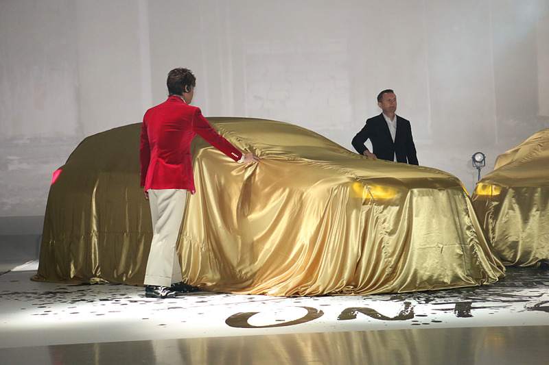 発表会ではクロンシュナーブル氏と香取さんの2人で新しいX2をお披露目するアンベールも行なわれた