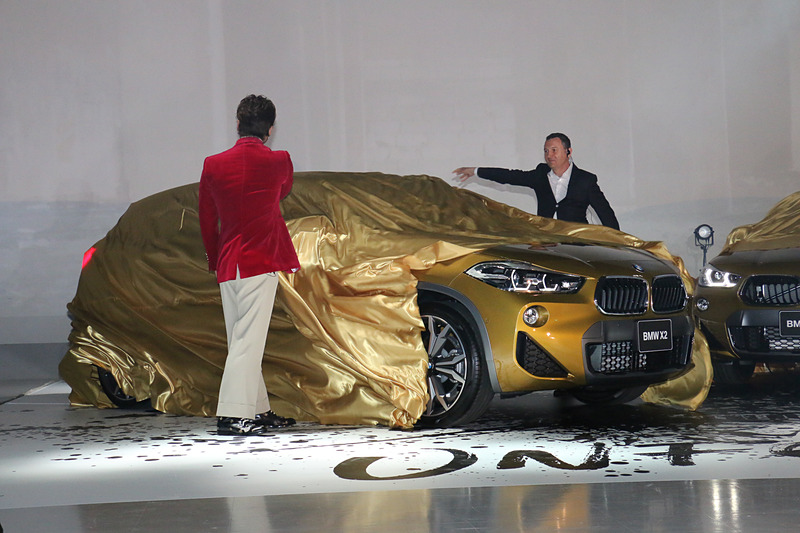 発表会ではクロンシュナーブル氏と香取さんの2人で新しいX2をお披露目するアンベールも行なわれた