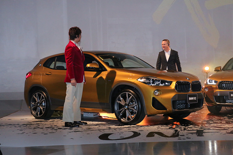 発表会ではクロンシュナーブル氏と香取さんの2人で新しいX2をお披露目するアンベールも行なわれた