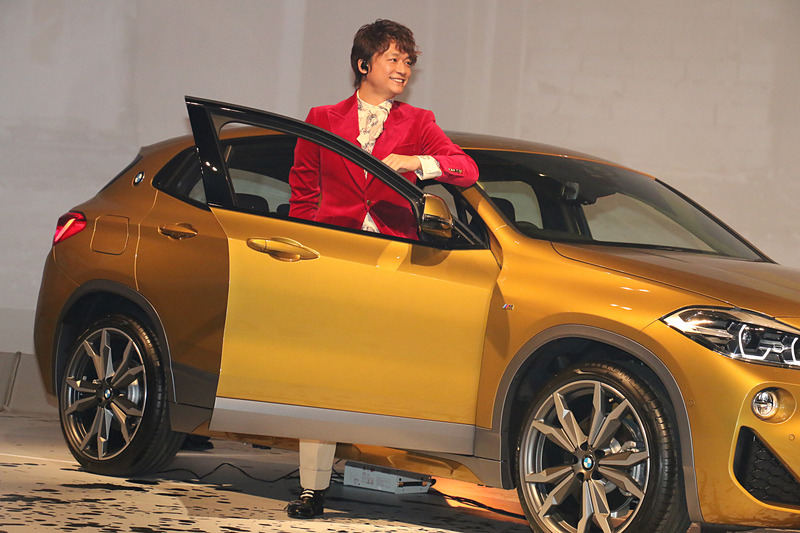 お披露目されたX2の外観を眺めた後、クロンシュナーブル氏に誘われてX2の運転席に座ってみる香取さん