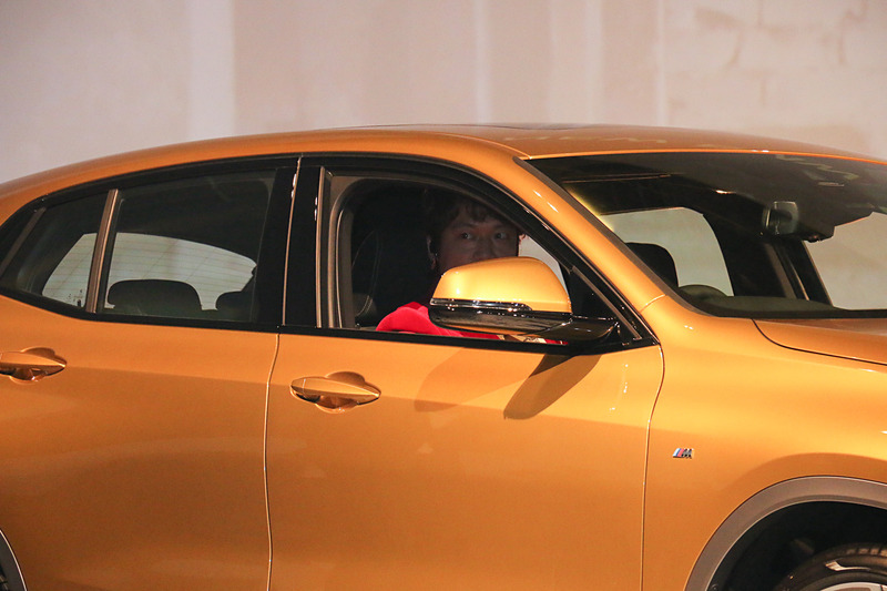 お披露目されたX2の外観を眺めた後、クロンシュナーブル氏に誘われてX2の運転席に座ってみる香取さん